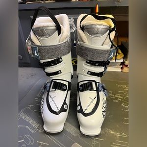 Womens 26.5 ski boot